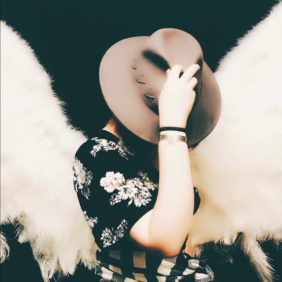 Meet your Posher, Becky - Picture 2 of 2